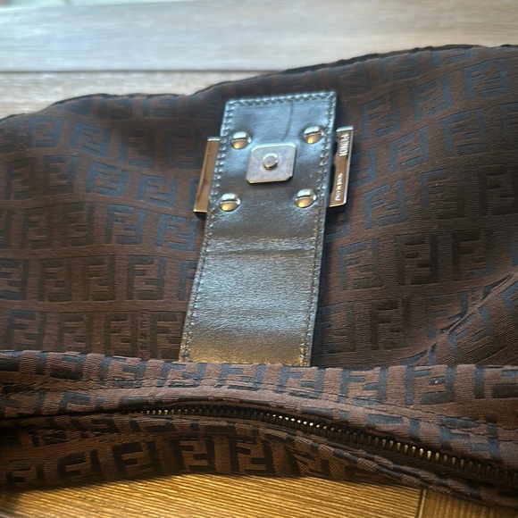 Fendi Brown Shoulder Bag with Elegant Design - Picture 9 of 9